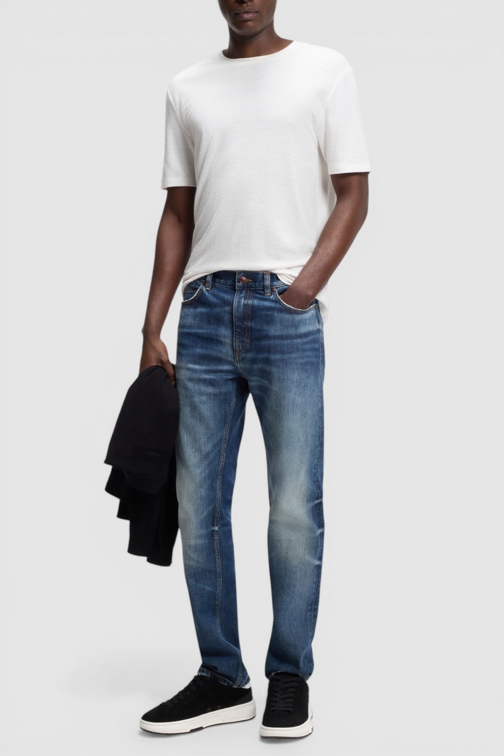 תמונת כל הלוק של חולצת טי